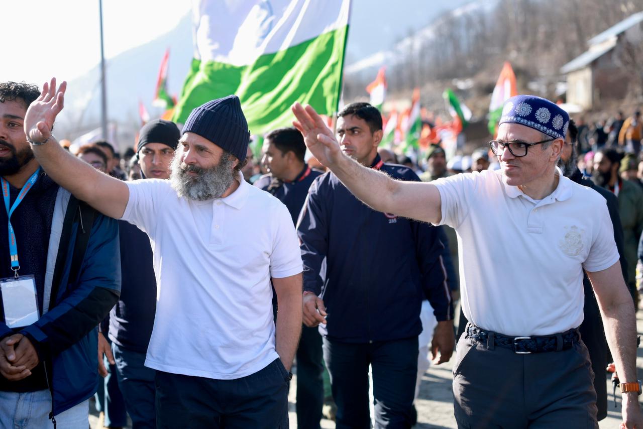 कड़कती ठंड के बीच श्रीनगर में भी T-shirt पहन घुम रहे हैं राहुल गांधी, उमर अब्दुल्ला ने भी दिया साथ -Amidst the bitter cold, Rahul Gandhi is roaming around in Srinagar wearing a T-shirt, Omar Abdullah also supported him