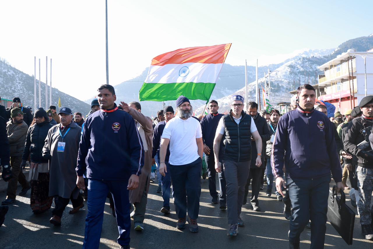 कड़कती ठंड के बीच श्रीनगर में भी T-shirt पहन घुम रहे हैं राहुल गांधी, उमर अब्दुल्ला ने भी दिया साथ -Amidst the bitter cold, Rahul Gandhi is roaming around in Srinagar wearing a T-shirt, Omar Abdullah also supported him