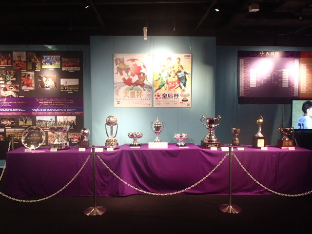 第59回 天皇杯全日本サッカー選手権大会 優勝カップ 第59回 天皇杯全日本サッカー選手権大会 優勝カップ