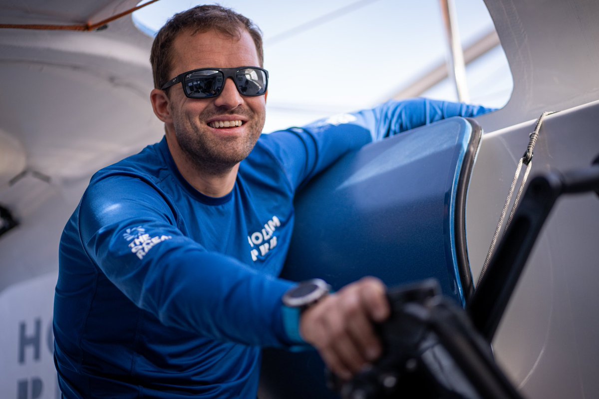 Leg 2 - Jour 2 : lente glisse vers le Sud. Holcim-PRB maintient sa position dans le groupe de tête après un premier jour aux conditions météo techniques dans des vents faibles. #TheOceanRace #GoCircular