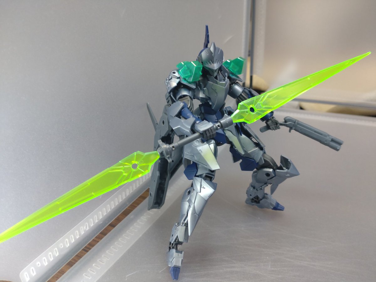 LECROSSBONES's tweet image. スピナティオ近衛仕様
#30MM宇宙戦 
#マクシオン軍
#30MM
座標R侵攻軍の中枢艦隊に所属するスピナティオ
所謂通常のナイトスピナティオとは武装はツインソードに変更され、ブースターも増設されている
肩のクリスタルは司令直属の証であるとともに拡散ビームの発射口にもなっている