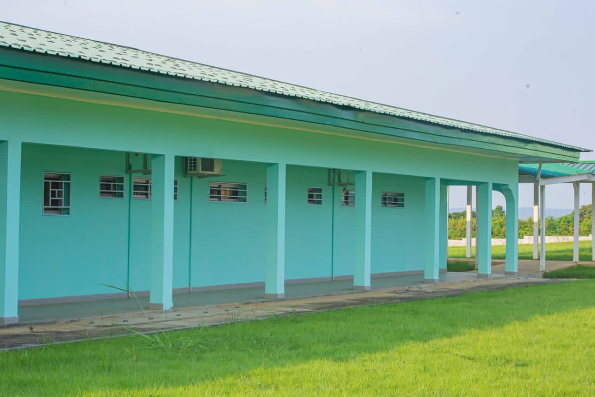 En séjour dans le #HautOgooué, j'ai visité le chantier de l'Hôpital Départemental de Moanda. Le circuit des fluides médicaux et les premiers équipements sont en place. Nous allons accélérer les finitions pour répondre aux exigences du <a href="/PATGabon/">PAT GABON</a> impulsé par <a href="/PresidentABO/">Ali Bongo Ondimba</a>