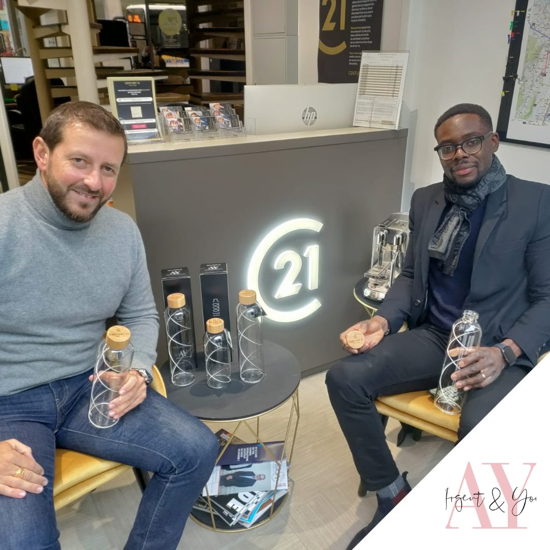 On finit la semaine comme on l'a commencé et ce sont les clients Century 21 Victor Hugo Grenoble qui vont être contents 😀.

Merci Michael Aumond d'avoir choisi nos bouteilles Silver'O. Un cadeau à la fois jolie, original (même unique ^^) et écologique ♻️ 🤝.