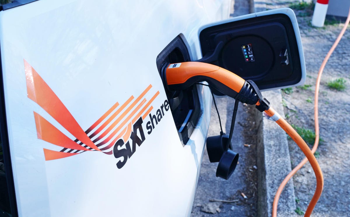 Forbes's tweet image. Hertz And Avis/Budget Are Renting Teslas And Other EVs But Charging It Before Return Is A Mess trib.al/WYLRbaj