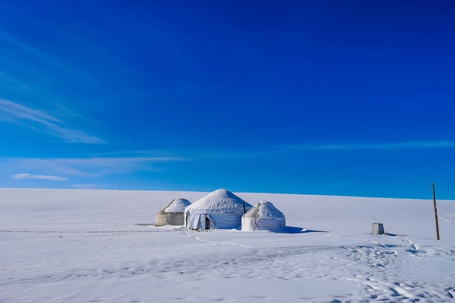 TerraMontis's tweet photo. Son Kul lake in Kyrgyzstan. It's must be a MUST visit place of everyone.
#sonkullake #Kyrgyzstan #lakes #mountainlakes #mountains #Snowfall #whitetops #yurt #nomadsculpt #nomadlife #alpinelake #Horses #horseriding #Singapore #in #Centralasia #adventures #lovethislife #lifeisgood https://t.co/nRuGkxC0U2