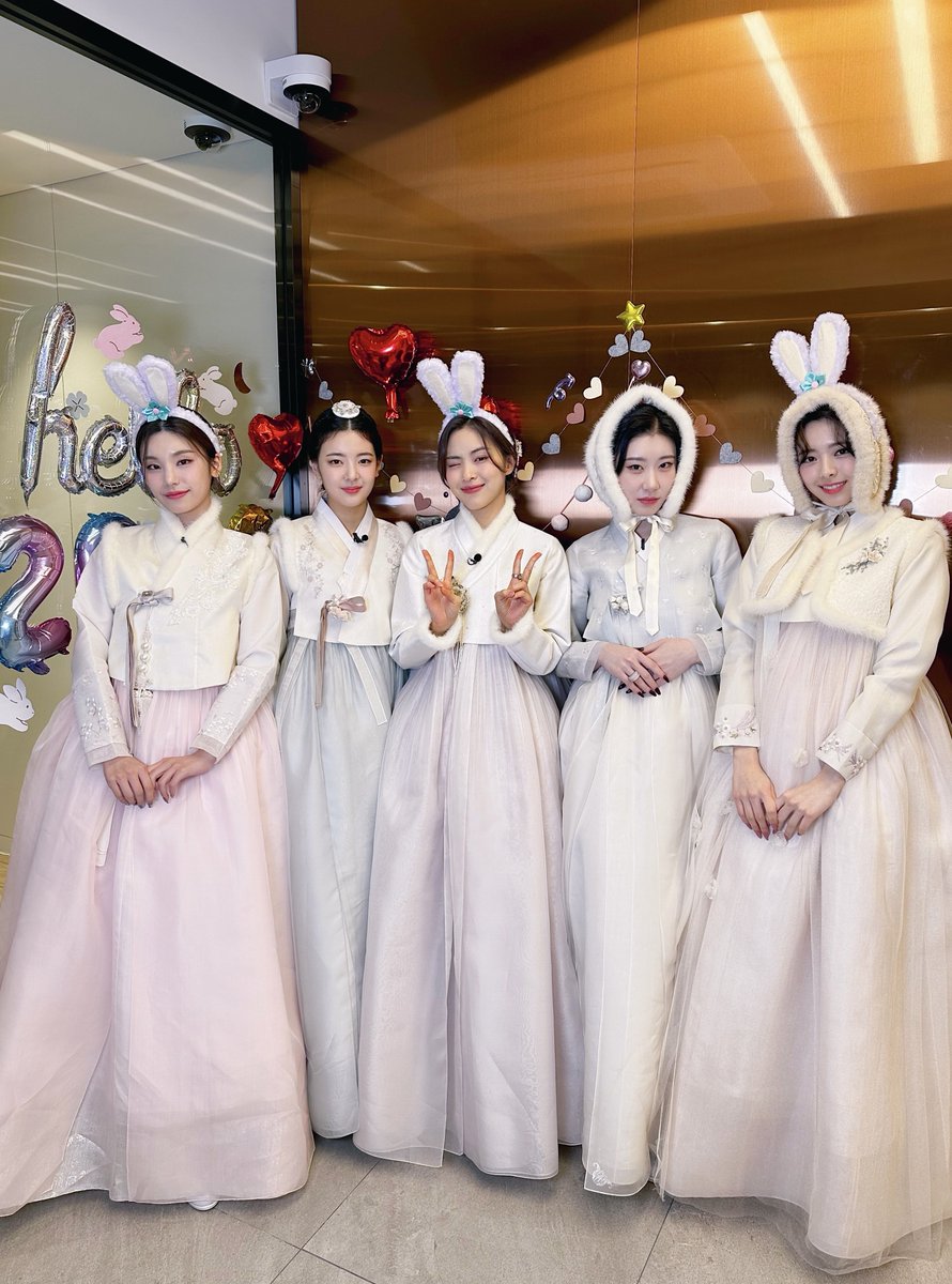 Endearing bunny will blessed everyone on the lunar new year! ꕀ🥕 beautiful hanbok decorate me with most beautiful smiles i give and the beauty so bright it looks so beautiful to greet the whole fans so perfectly.