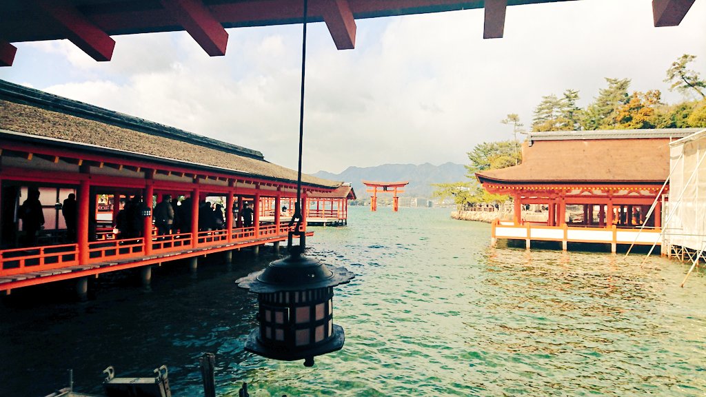 本当に海の上にあるんだ!と感動した。海の上を歩いてるの、とても不思議だった。それが何百年も受け継がれて来てるって、すごいなとも。ずっとわーって思いながら口が開いてた。(マスクがあって良かった) https://t.co/o2qQNAJtYe