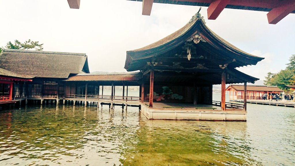 本当に海の上にあるんだ!と感動した。海の上を歩いてるの、とても不思議だった。それが何百年も受け継がれて来てるって、すごいなとも。ずっとわーって思いながら口が開いてた。(マスクがあって良かった) https://t.co/o2qQNAJtYe