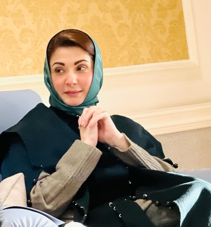 HafsaArshad1193's tweet photo. یہ وہ عورت ہے جس نے  ارشد  شریف کو قتل  کرنے کی خواہش کی پھر ویڈیو کال کے ذریعے اس پہ تشدد ہوتا دیکھا پھر اس کی شہادت پے  کیک کاٹا اور شہید کے جنازے پے  مذاق اڑایا  اور قوم کے جذبات مجروح کیے.
#بغاوت_کریں_گے_تو_آزادی_ملے_گی 
#JusticeForArshadSharif  
#fawadchaudhary https://t.co/bUKCtPtXxa