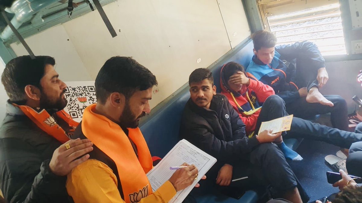 spuruvanshibjym's tweet photo. जयपुर से झुंझुनू रेल यात्रा करके प्रदेश अध्यक्ष हिमांशु शर्मा जी संभाग प्रभारी विशाल पार्थ जी के साथ नव मतदाताओं से सम्पर्क कर रहा हूँ। 
@DrSatishPoonia 
@HimanshuSBJYM  @chshekharbjp @Tejasvi_Surya @SharwanBagadi @onlineharshit @vishalyadavrj14 @amitbj1991 https://t.co/VV64heBym0