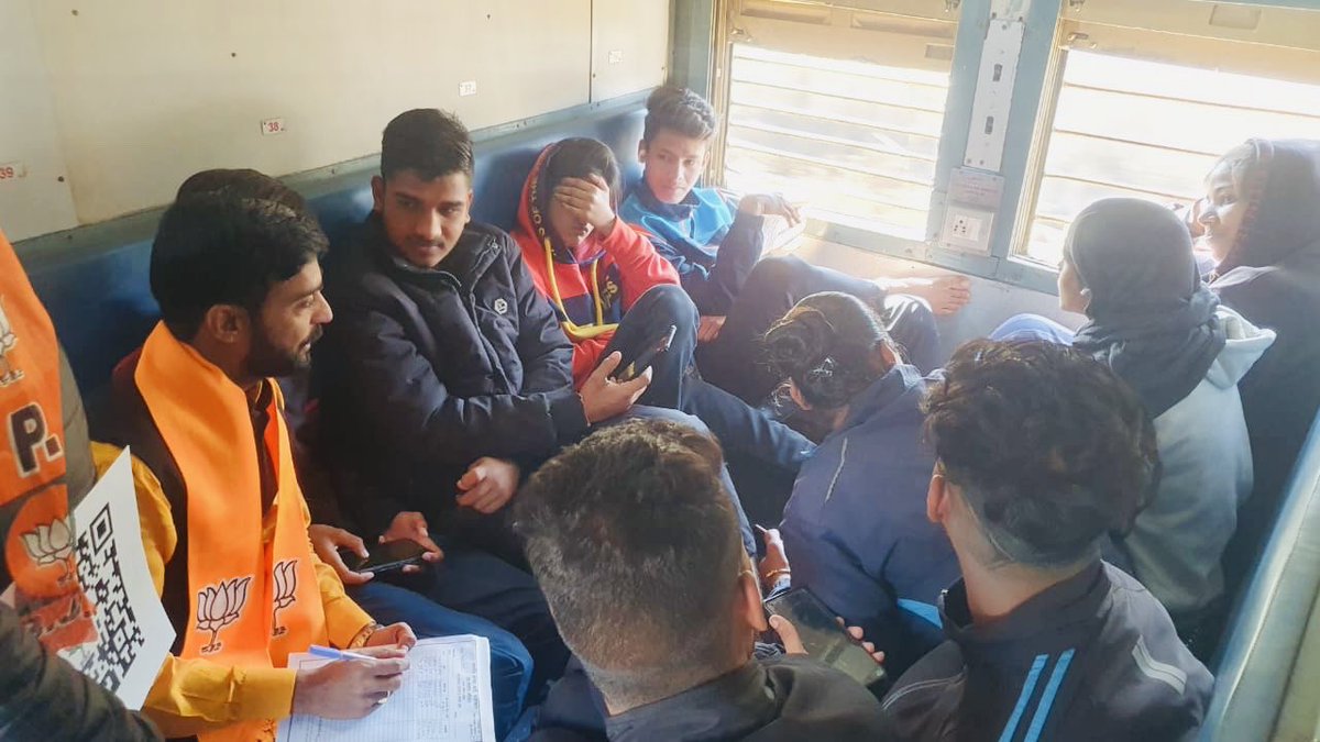 spuruvanshibjym's tweet photo. जयपुर से झुंझुनू रेल यात्रा करके प्रदेश अध्यक्ष हिमांशु शर्मा जी संभाग प्रभारी विशाल पार्थ जी के साथ नव मतदाताओं से सम्पर्क कर रहा हूँ। 
@DrSatishPoonia 
@HimanshuSBJYM  @chshekharbjp @Tejasvi_Surya @SharwanBagadi @onlineharshit @vishalyadavrj14 @amitbj1991 https://t.co/VV64heBym0