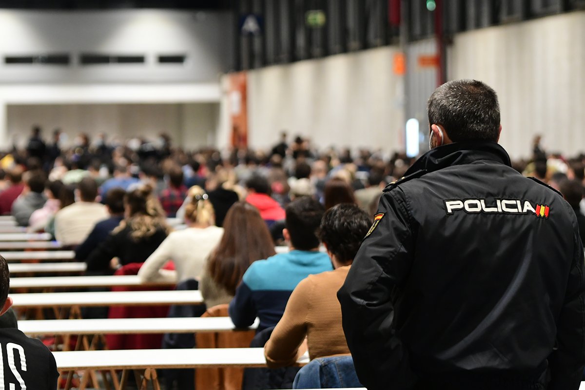 policia's tweet photo. 📢📢ATENCIÓN OPOSITORES A LAS ESCALAS EJECUTIVA Y BÁSICA📢📢

Próximamente se publicarán en el #BOE las listas definitivas de excluidos y la convocatoria a la primera prueba

Consulta individualmente el lugar, fecha y hora de tu examen en 👇
https://t.co/O9mFTZobvH https://t.co/j9yof5Gbtk