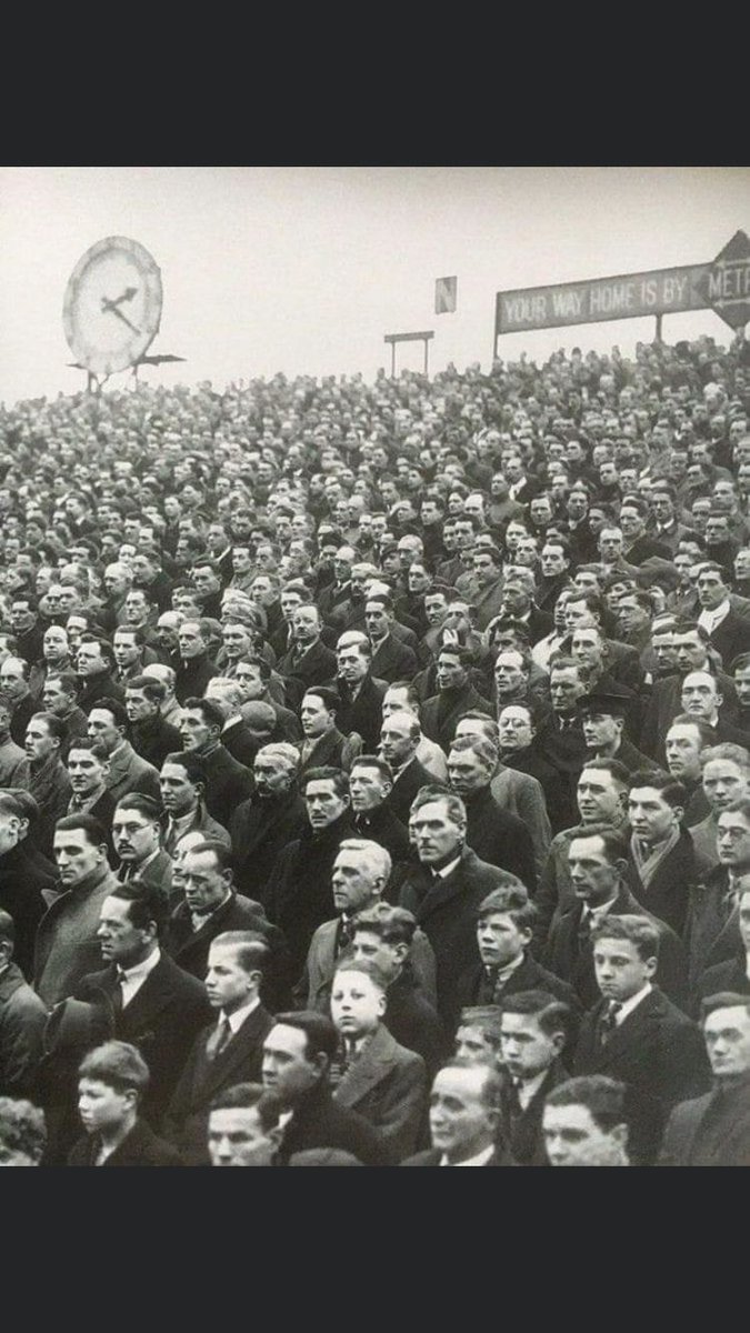 Mort_LKoK's tweet image. Clockend pays tribute to Chapman 1934 #Arsenal #afc #clockend 🔴⚪️