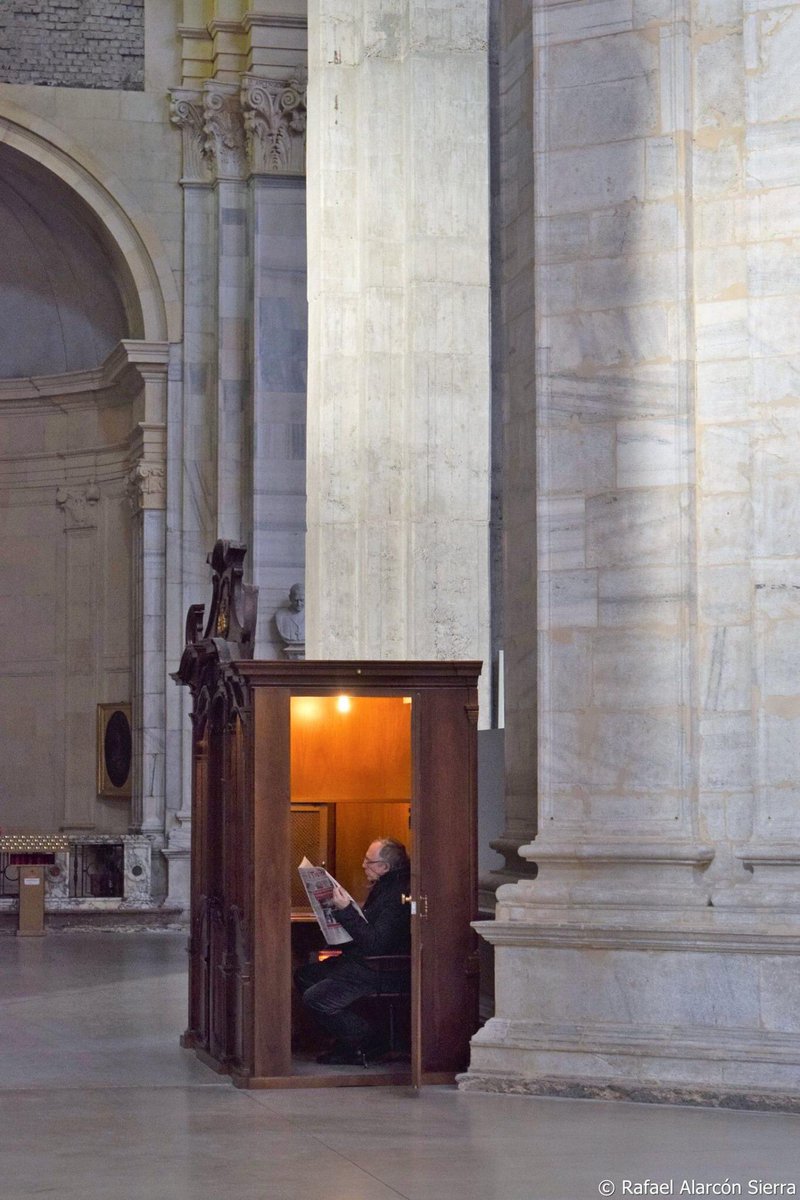 Esperando a que lleguen los pecados…
Catedral de Pavía, Italia.