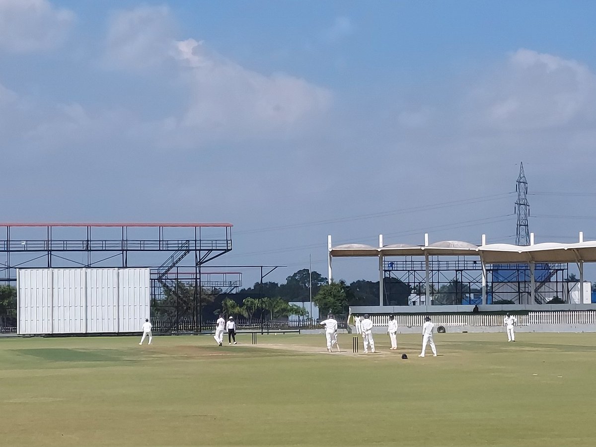 DhruvaPrasad9's tweet photo. There are two ways to kill a game. Bat the opposition out or toss them up in the air. Krishna Pandey prefers the latter as he brings up a 39-ball 50 with three fours and five sixes.
Pondicherry leads by 311 runs.
#RanjiTrophy #CricketTwitter #CAPvKER @sportstarweb https://t.co/h2tH1enUIr