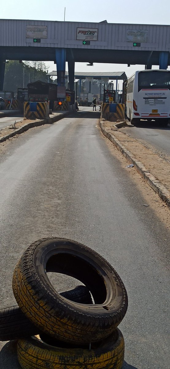 DANGEROUS, unethical &amp; illegal. Regularly used method of lane closure. Green light on top of lane &amp; tyres kept on the lane. Kherki Daula toll plaza. Please stop this method of lane closure. <a href="/NHAI_Official/">NHAI</a> <a href="/Nhai/">Nhai</a> <a href="/NHAIINDIA/">National Highways</a>