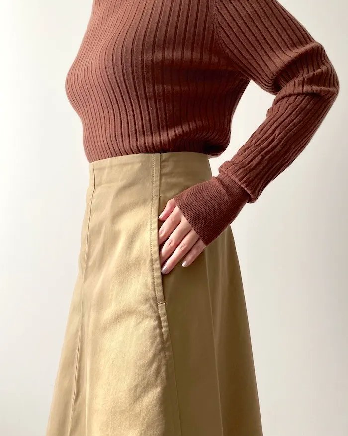 「【ユニクロ】シルエット美しすぎません?春までガンガン着回せる「高見えスカート」優」|BuzzFeed Japanのイラスト