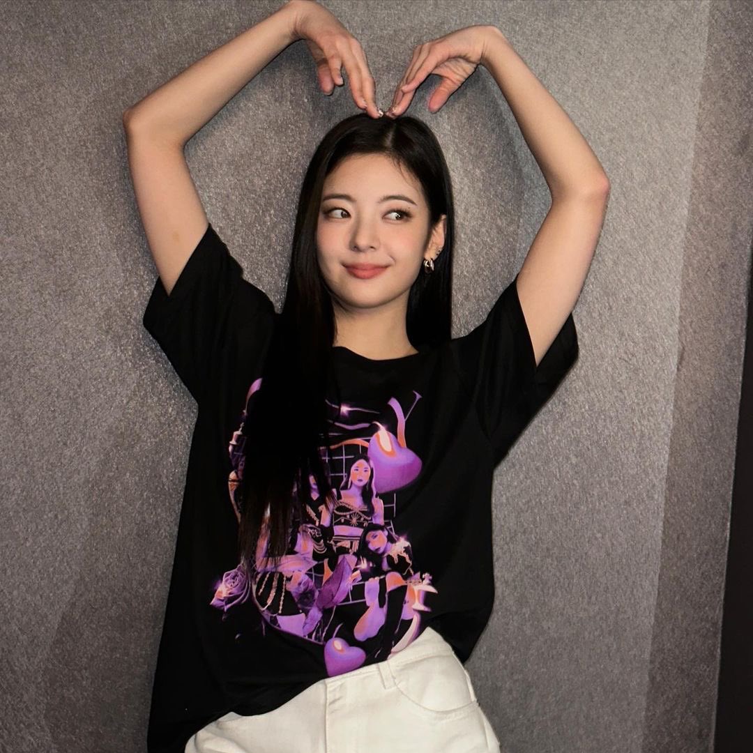 ˖  ་ 💭 chesire-concert.com atmosphere of our concert made me feel so happy with the sheer joy that was feels so wondrous to wrap up our presence so perfectly, I memorized few pictures of me backstage at the concert.