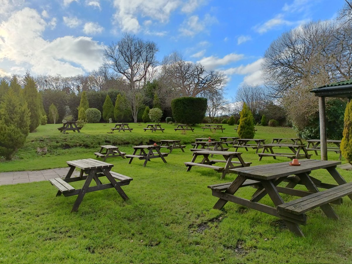 Juzza07's tweet photo. First time here :
Where have I been?!
Excellent pub.
No beer for baldy now but lunch looking good..
#TrustedServant
#Minstead
#NewForest https://t.co/drjd3s8pI0