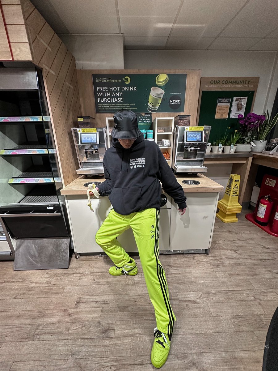 cheezyxu's tweet photo. Just what a bored ape gonna do @BoredApeYC 
#NFT #BoredApeYachtClub #BAYC https://t.co/kySyPgobxP
