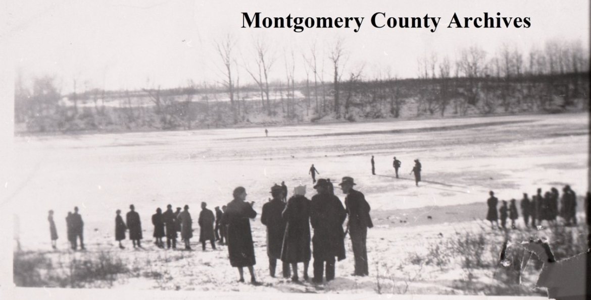 mcgtn's tweet photo. It might be cold now, but is it as cold as Clarksville, Montgomery County in January of 1940? It was cold enough then, that individuals could walk across the frozen Cumberland River and they did!🥶

(from the Millennium Commission Collection at the Archives Department) https://t.co/ucWIPFPtSO