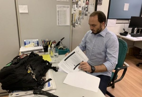 DCM_online's tweet photo. Nos EUA, Carluxo dribla lei para se ausentar da Câmara, impede posse do suplente e garante benesses
https://t.co/MhBXKI60Vq https://t.co/NoRbLLGFi6