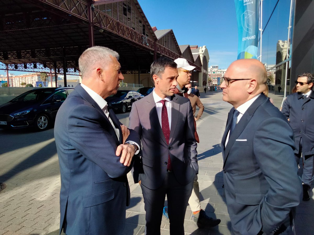 GVAinicotur's tweet photo. 💦@rafacliment_ amb @ximopuig a l'obertura del nou @dinapsis a #Valencia

Un centre de #transformaciódigital per a una gestió integrada de l'aigua i del medi ambient per tal d'aconseguir ciutats més sostenibles
#economiaverda #economiacircular #Agenda2030
@InfoHidraqua @Agbar https://t.co/22IgRFNwK0