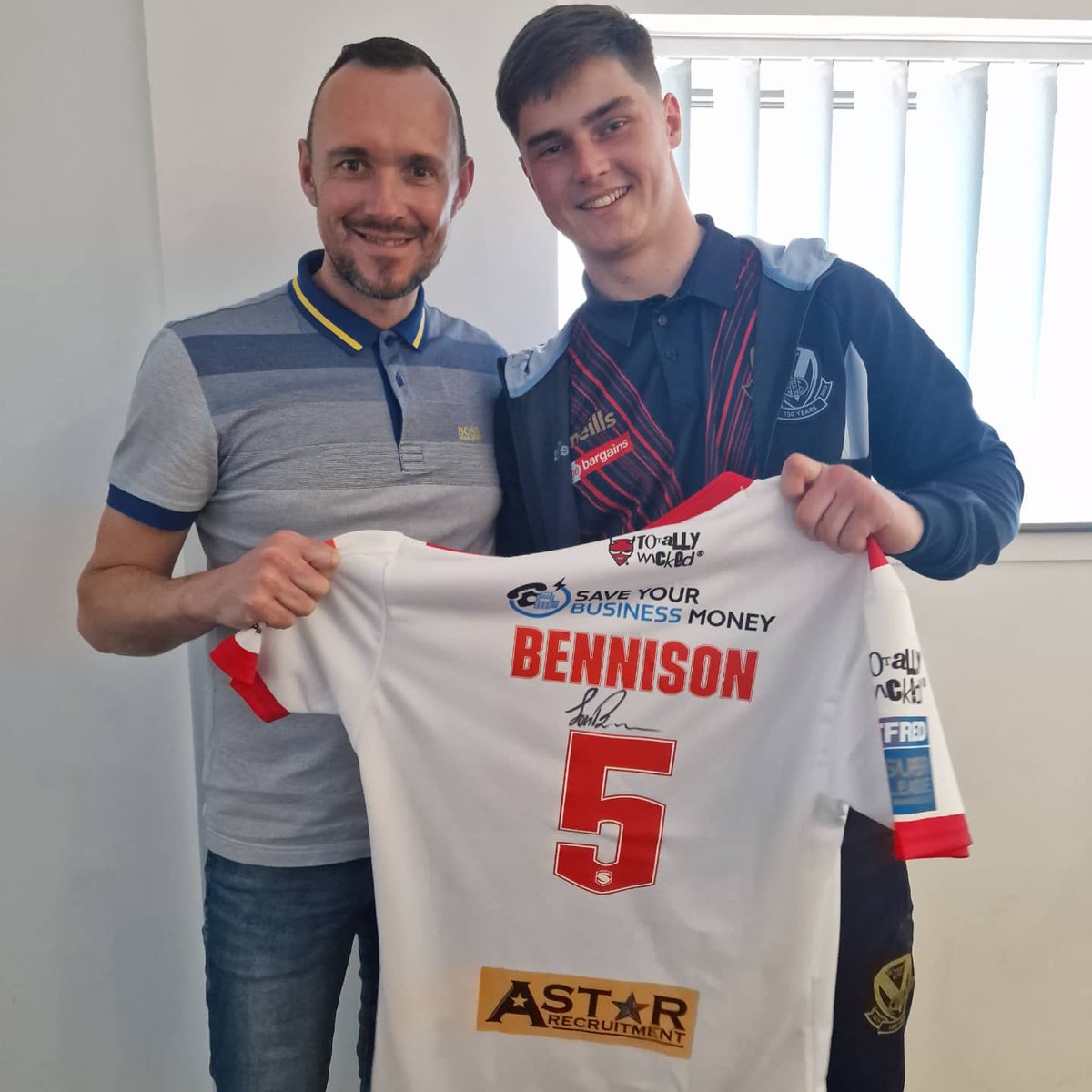 Hd Glass are proud to sponsor Saints No.5 Jon Bennison. <a href="/Saints1890/">St.Helens R.F.C.</a>

Best of luck to Jon and all the lads for the 2023 Super League Season.

🏆🏆🏆🏆
#5inarow #fourmidable 
#rugbyleague