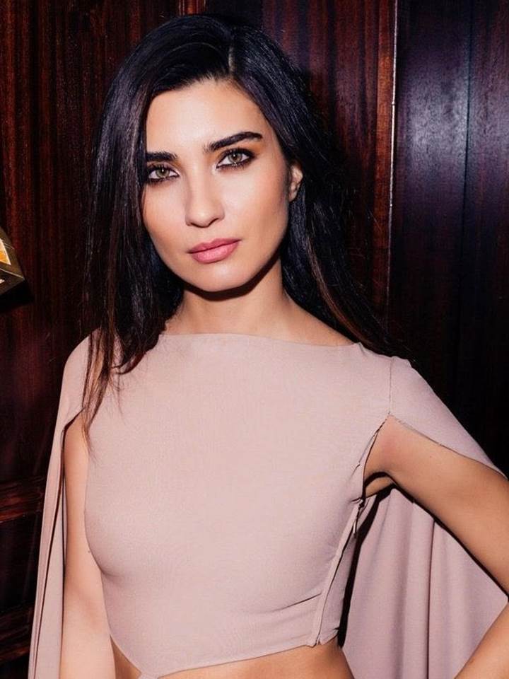 #TubaBüyüküstün 💙👑
#ValentinoHauteCouture
#ValentinoLeClubCouture
#Valentinobeauty
@maisonvalentino