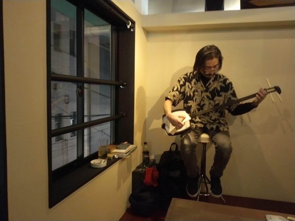 gk2bc's tweet photo. bar HIDEで杵屋浅吉さんの長唄を聴きながら、熱燗！
朗読音楽劇「超訳・黒塚」のアフターも、盛り上がってまいりました。
#杵屋浅吉
#赤星昇一郎
#barHIDE https://t.co/Lrw2bBKfPs