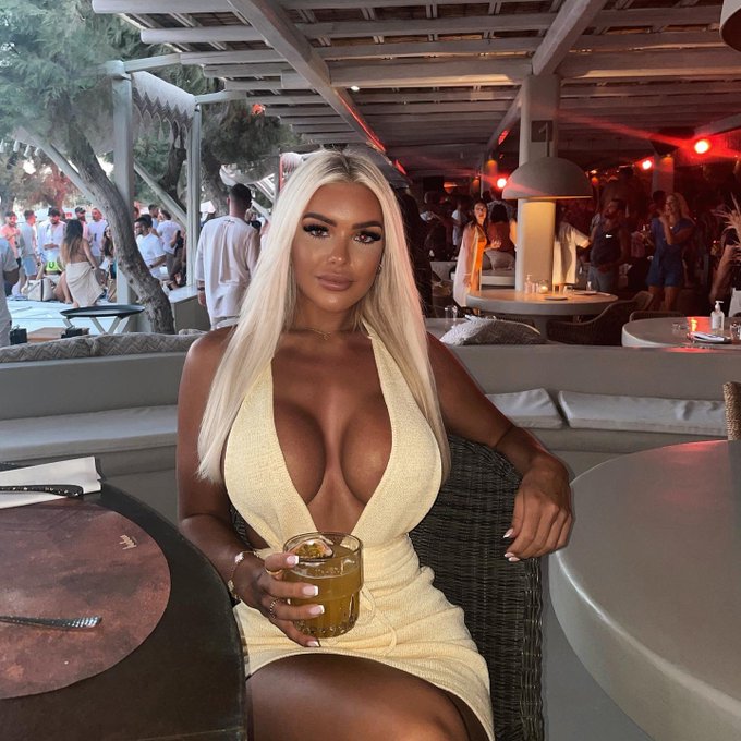 2 pic. Rather be sexy than classy ? https://t.co/RM4LXxd4aZ