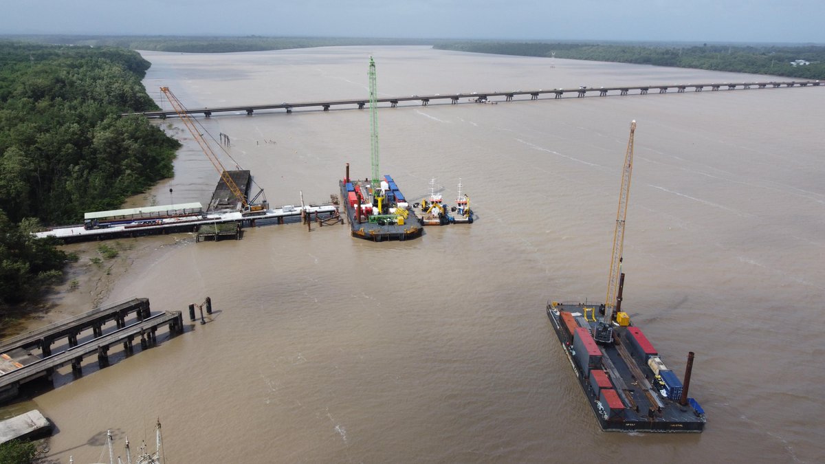 Prefet973's tweet photo. #Communiqué |⛴️ Nouveau pont du #Larivot : Arrivée des premières barges géantes.
✅Elles vont permettre la réalisation des fondations et des piles du nouveau pont.
🚧 Poursuite de l'un des plus grands chantiers d'ouvrage d'art actuellement en France.
ℹ️ https://t.co/KCKBN7Lfjc https://t.co/LaiUKmo4AD
