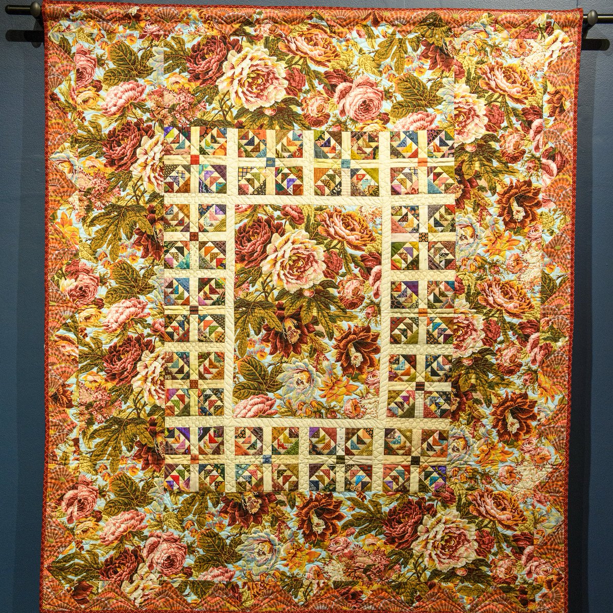 FashionTextile's tweet photo. #detailoftheday Hedge of Protection, 2020
Designer and maker: Kitty Sorgen | Quilter LAQ: Wendy Rohde
🌺 Explore the Power of Pattern, by booking your tickets via https://t.co/b8lwnwR9Vx 🌺
@KaffeFassettStu #thepowerofpattern #quilting #textileart #KaffeFassett https://t.co/DzYZfHgLHX