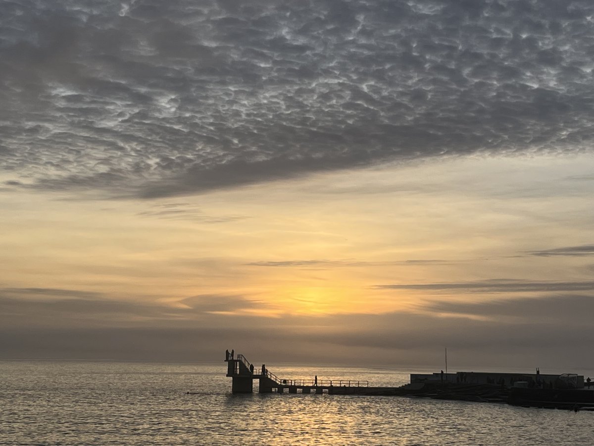 PNPaperCuts's tweet photo. No time to go for a swim this week. Having to make do instead with looking at snaps of the sea taken after swims last week. Freezing - but oh so beautiful! https://t.co/RVRHo3rwWu
