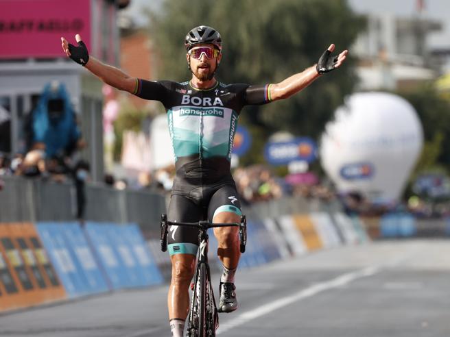 Alvaro_P_F's tweet photo. Uf, se retira Peter Sagan. Vaya bajón. Gracias a él y a Contador me aficioné al ciclismo hace 10-15 años. Un killer y un showman. Imposible que no fuera tu ídolo. Recuerdo incluso que era el favorito de mi hermano pequeño, que nunca veía el ciclismo. Siempre me preguntaba por él. https://t.co/QGrNEDe5wC