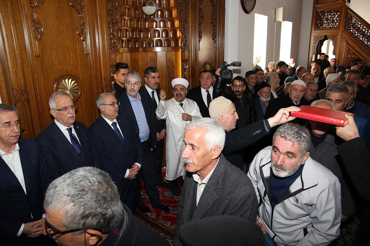 Vali Doç.Dr.İlker Gündüzöz, Erikli ve Şipal Aileleri’nin arasındaki husumeti sonlandırmak için düzenlenen barış merasimine katıldı.

Vali Gündüzöz, "Bir nifak çıktığı zaman bizim en büyük silahımız birliğimiz, dirliğimizdir" diyerek barışta emeği geçen herkese teşekkür etti.