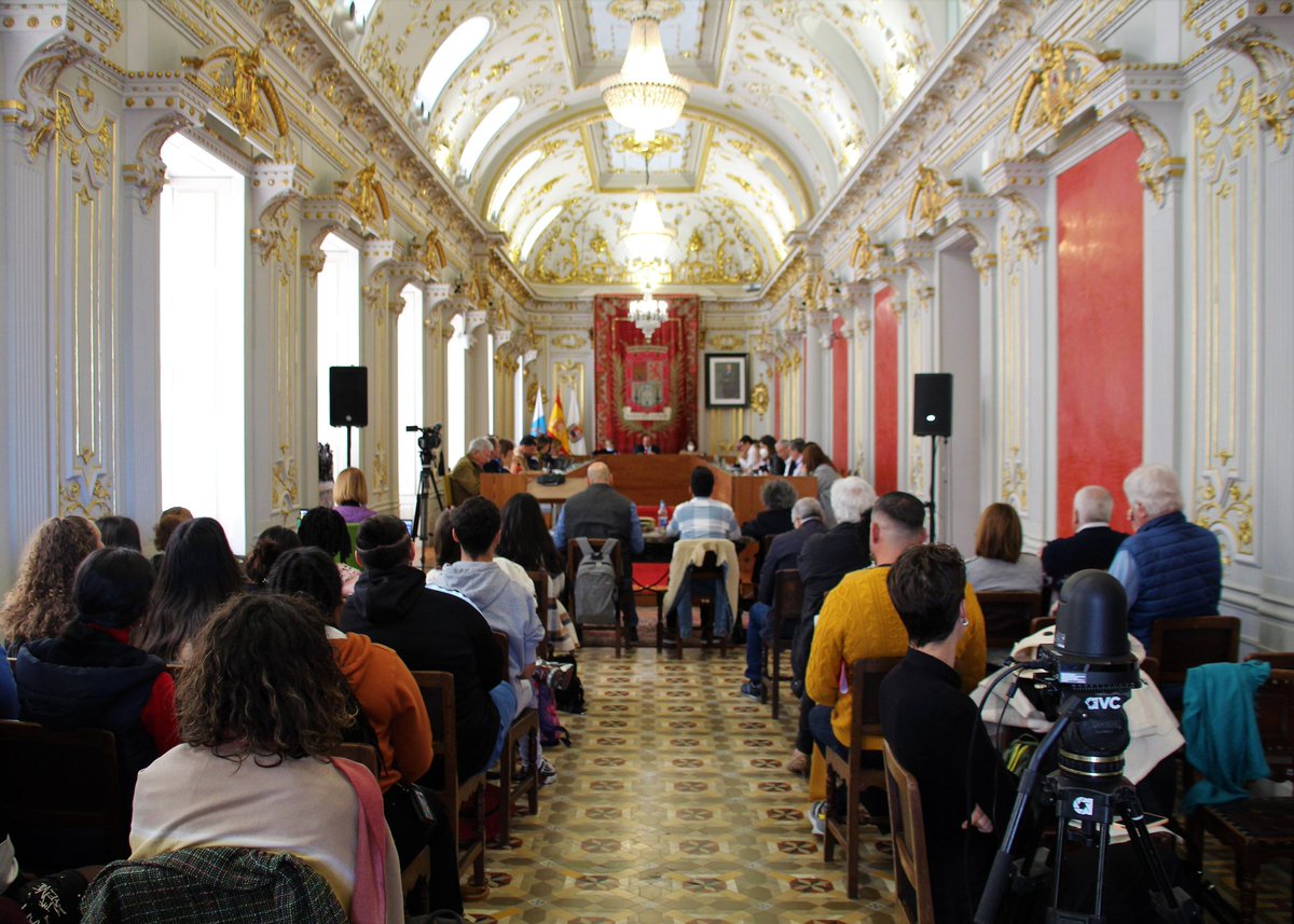AugustoHidalgo_'s tweet photo. Alumnado del @IESSimonPerez acudió esta mañana, como público, al pleno municipal que celebramos en las Casas  Consistoriales. Una juventud cada vez más implicada, e interesada, en los asuntos políticos de su municipio. @carlacampoamor https://t.co/aiOKYBNnjB