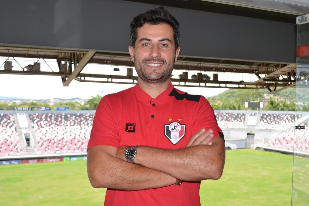 rodrigoblog's tweet photo. O Joinville não tem calendário nacional, o que significa dizer que terá que contratar um técnico para sete partidas mais o mata-mata, se classificar.
Volto a dizer: treinador não é o único problema do time. Julio Cesar (foto) é o chamado elo mais fraco da corrente https://t.co/GQ2p3ECKcP