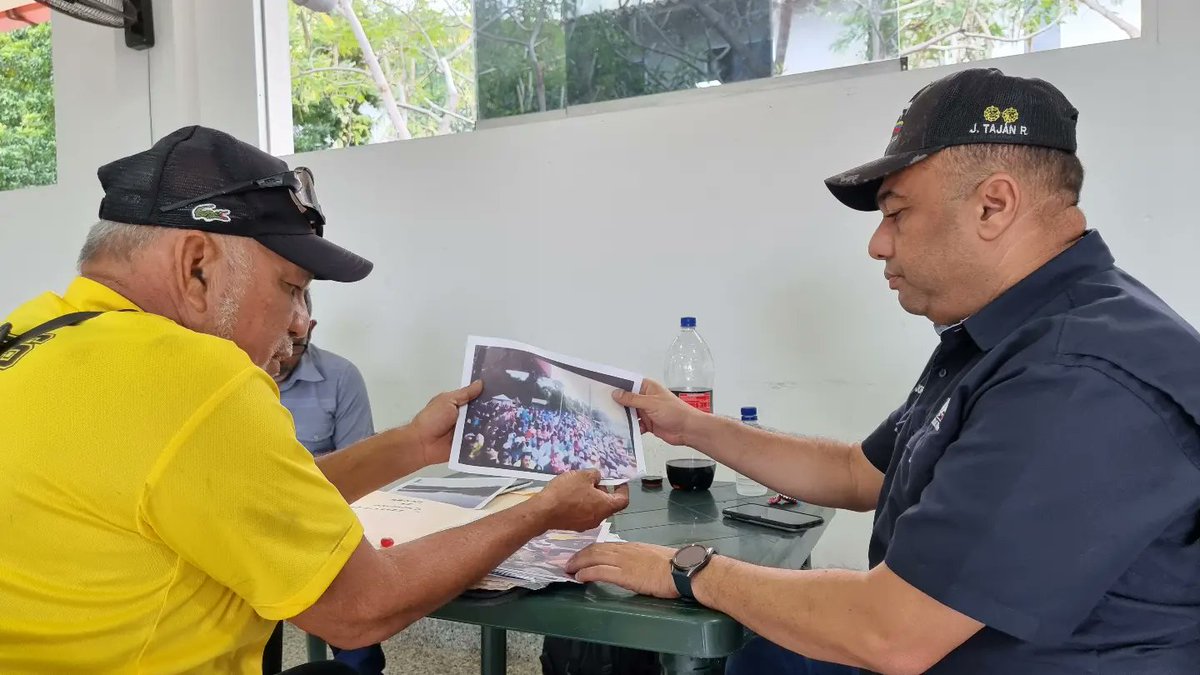 Minpescave2's tweet photo. El @GobDeVenezuela en mesas de trabajo junto a pescador@s y acuicultor@s del Frente Nacional "Simón Bolívar", con el objetivo de atender diferentes temas que aquejan a este sector productivo y avanzar en el fortalecimiento del poder popular.
@NicolasMaduro
#BastaDeAcosoComercial https://t.co/BfRdGsq41p