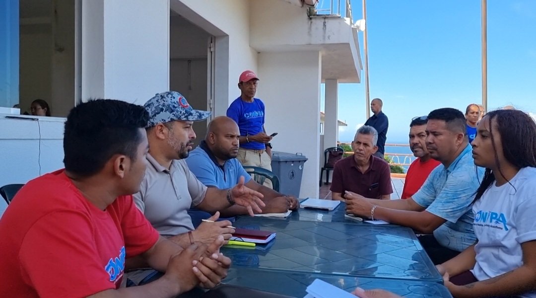 Minpescave2's tweet photo. El @GobDeVenezuela en mesas de trabajo junto a pescador@s y acuicultor@s del Frente Nacional "Simón Bolívar", con el objetivo de atender diferentes temas que aquejan a este sector productivo y avanzar en el fortalecimiento del poder popular.
@NicolasMaduro
#BastaDeAcosoComercial https://t.co/BfRdGsq41p