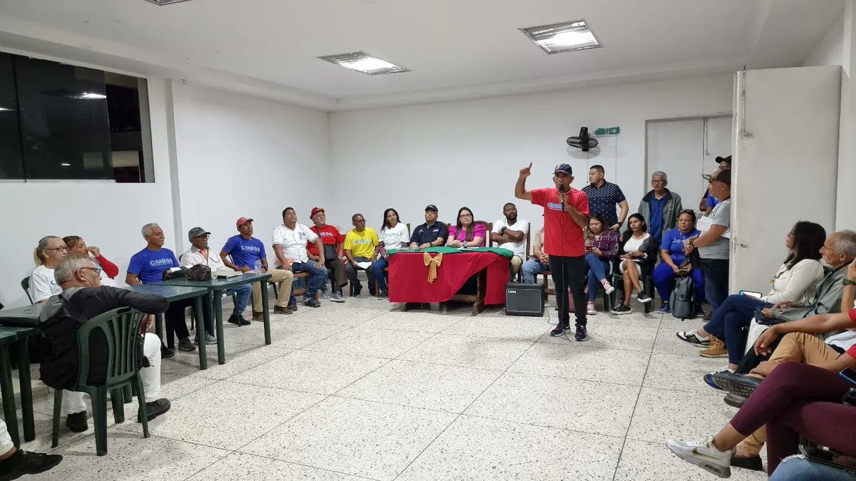 Minpescave2's tweet photo. El @GobDeVenezuela en mesas de trabajo junto a pescador@s y acuicultor@s del Frente Nacional "Simón Bolívar", con el objetivo de atender diferentes temas que aquejan a este sector productivo y avanzar en el fortalecimiento del poder popular.
@NicolasMaduro
#BastaDeAcosoComercial https://t.co/BfRdGsq41p