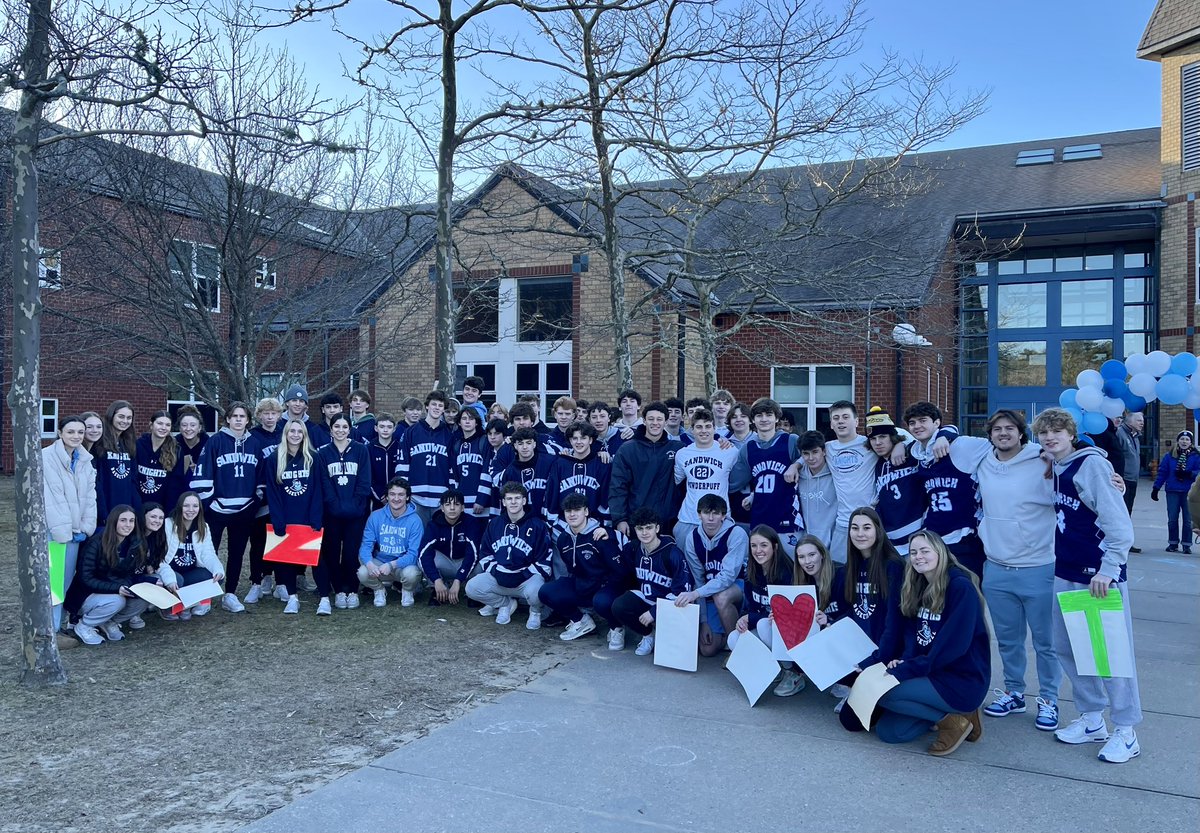 Swich_Athletics's tweet image. 🎉 Thank you to everyone, especially our amazing student-athletes, who braved the chilly temperatures to participate in the annual “Kindness Tunnel” at the Oak Ridge School this morning. Blue Knight Pride in action! ⚔️
@SHSBlueKnights @BoostersSHS @jpmBKP