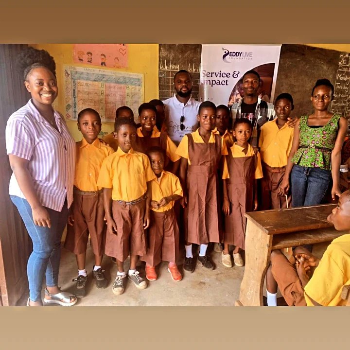 tonyfuah's tweet photo. The #OsagyefoScholarship project by @Reddylive_FDN kicked off at Oppongkrom M/A in the Eastern region. Proud of the team for painting school, providing uniforms, learning materials etc.

Special thanks to Ghana's best teacher @Bella1Roma for hosting us. We need more like you👏🏾🍃 https://t.co/qNuSet538O
