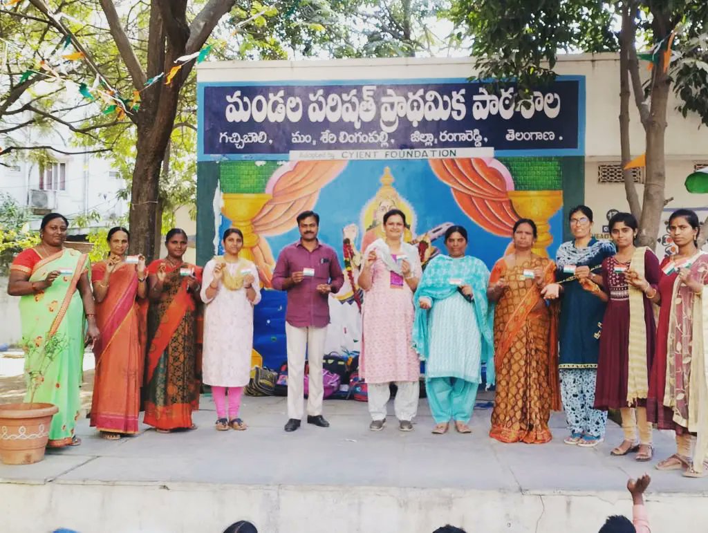 greencomrades's tweet photo. Children are the #future.Teachers of #Gachibowli government school teaching students on the importance of plants. To keep kids active & respect #nature,children are given #SeedBalls & #seedflags by @Greenwaveses for #Republicday in their school,which will be spread at they home. https://t.co/TI9xXxdLIj