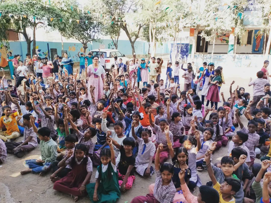 greencomrades's tweet photo. Children are the #future.Teachers of #Gachibowli government school teaching students on the importance of plants. To keep kids active & respect #nature,children are given #SeedBalls & #seedflags by @Greenwaveses for #Republicday in their school,which will be spread at they home. https://t.co/TI9xXxdLIj