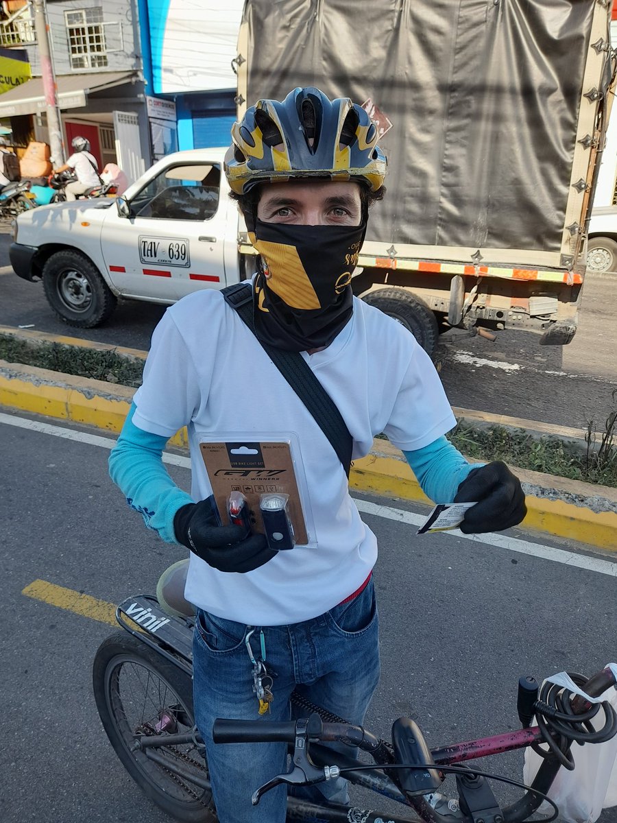 Ciclaramanga's tweet image. El ciclista obrero, ese que no registran las redes sociales, que no aparece en Instagram ni participa de los grandes ciclopaseos; ese para el que la bicicleta, más que su medio de transporte, es su herramienta de trabajo; ese que anda sin luces,  muchas veces porque desconoce su