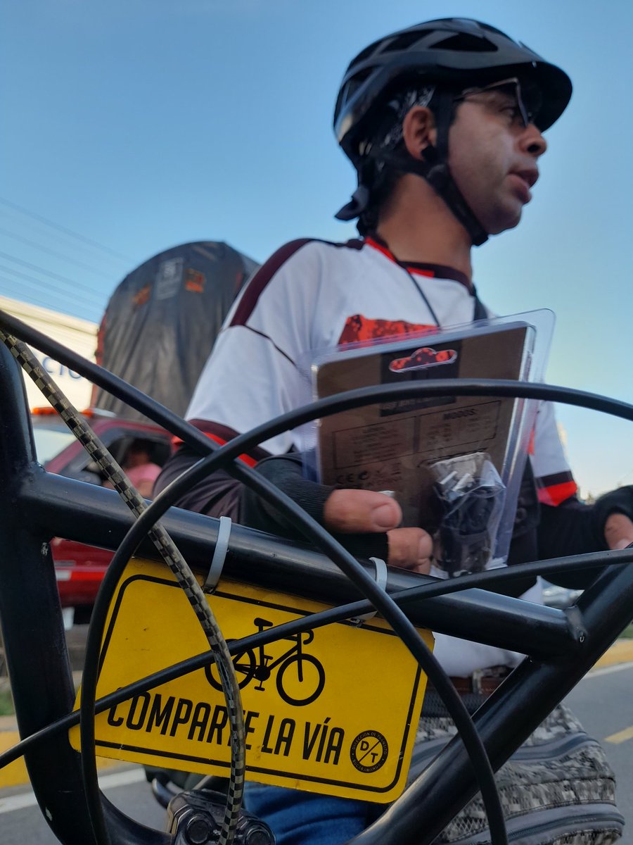 Ciclaramanga's tweet image. El ciclista obrero, ese que no registran las redes sociales, que no aparece en Instagram ni participa de los grandes ciclopaseos; ese para el que la bicicleta, más que su medio de transporte, es su herramienta de trabajo; ese que anda sin luces,  muchas veces porque desconoce su