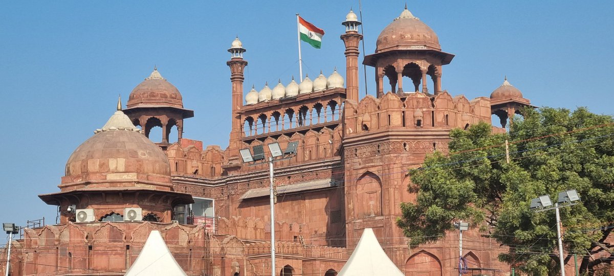 lt_ukti's tweet photo. #JawaYezdiMotorcycles rally visited The beautiful view of Red Fort has massive enclosing walls and many fairytale buildings.#AtmaNirbharBharat ka 'Salt se software tak ka safar' @ArvindKapoorTYG @HQ_DG_NCC @NCC_Dte_Gujarat @jawamotorcycles @yezdiforever @DefencePRO_Guj https://t.co/T2omCLR0OU