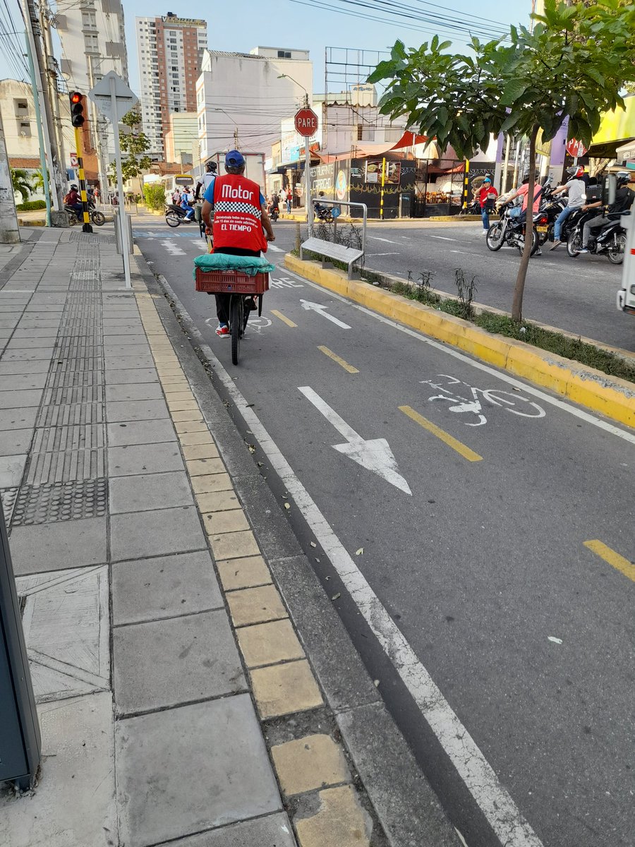 Ciclaramanga's tweet image. El ciclista obrero, ese que no registran las redes sociales, que no aparece en Instagram ni participa de los grandes ciclopaseos; ese para el que la bicicleta, más que su medio de transporte, es su herramienta de trabajo; ese que anda sin luces,  muchas veces porque desconoce su