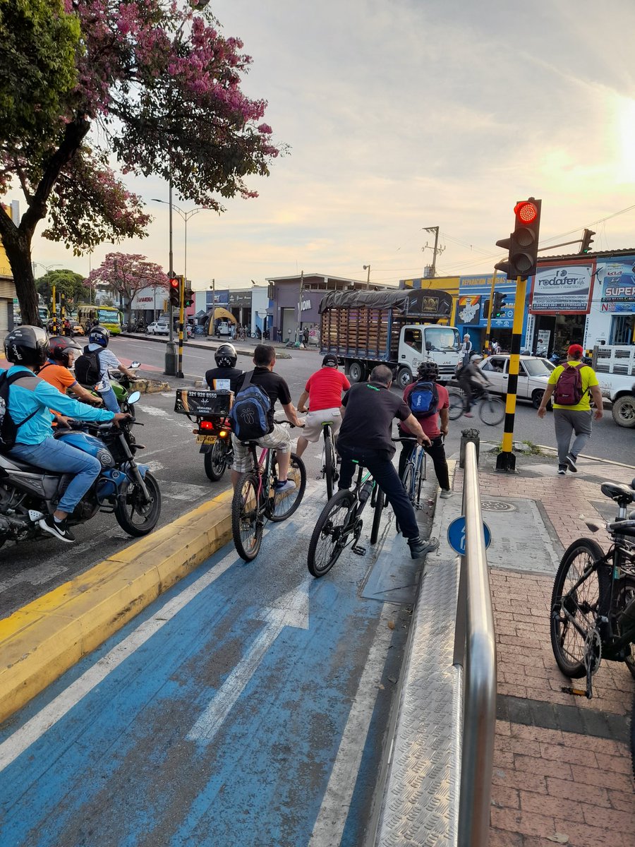 Ciclaramanga's tweet image. El ciclista obrero, ese que no registran las redes sociales, que no aparece en Instagram ni participa de los grandes ciclopaseos; ese para el que la bicicleta, más que su medio de transporte, es su herramienta de trabajo; ese que anda sin luces,  muchas veces porque desconoce su